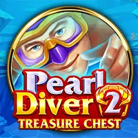 Hai chú gà chọi đang giao đấu trong một đấu trường đá gà, với khán giả cổ vũ.